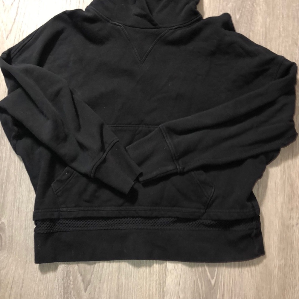 Lululemon black cropped sweatshirt